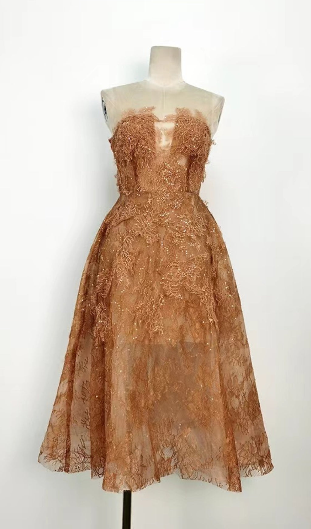 Vestido Midi Caramelo de Encaje Floral Bordado