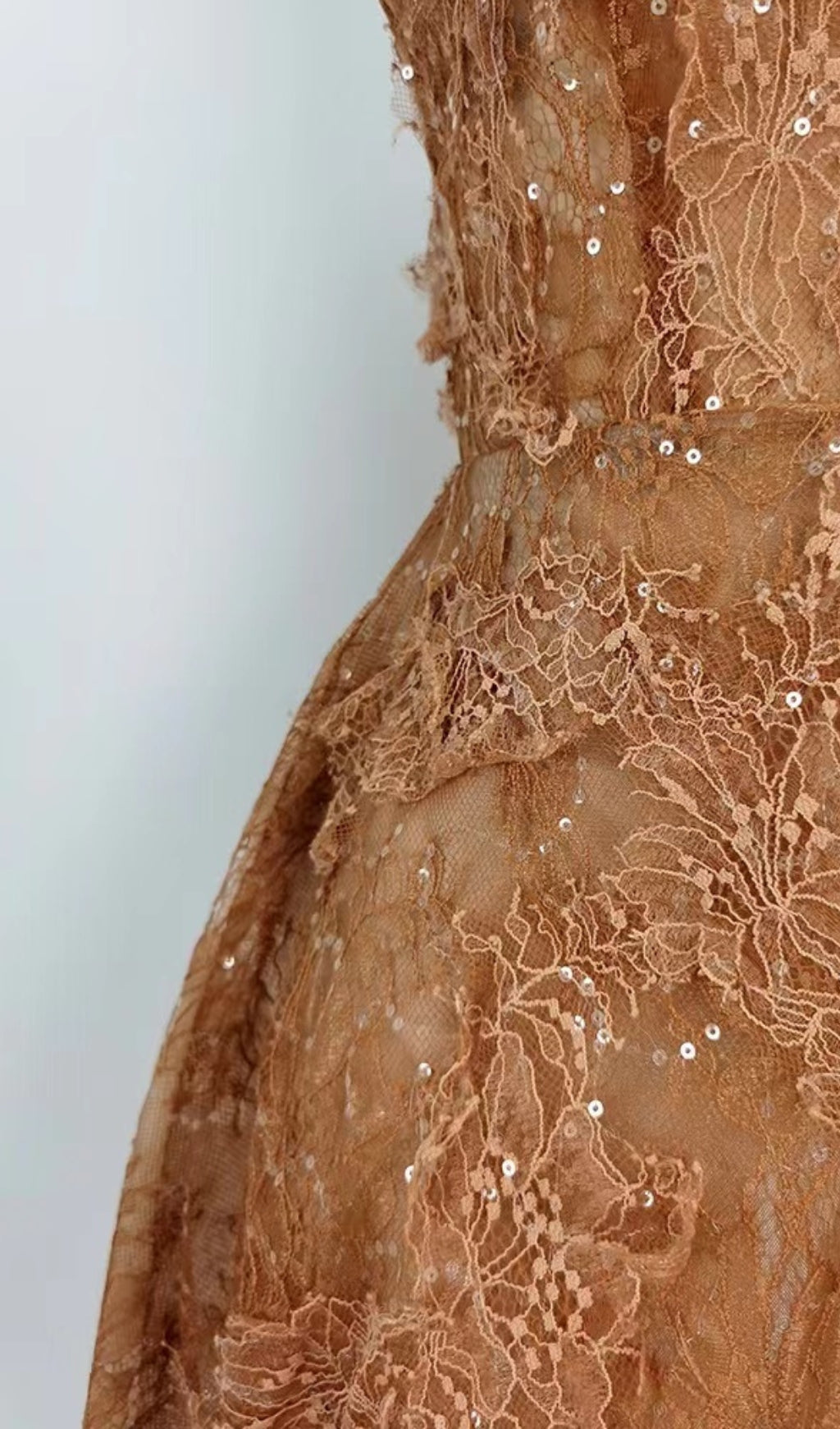 Vestido Midi Caramelo de Encaje Floral Bordado