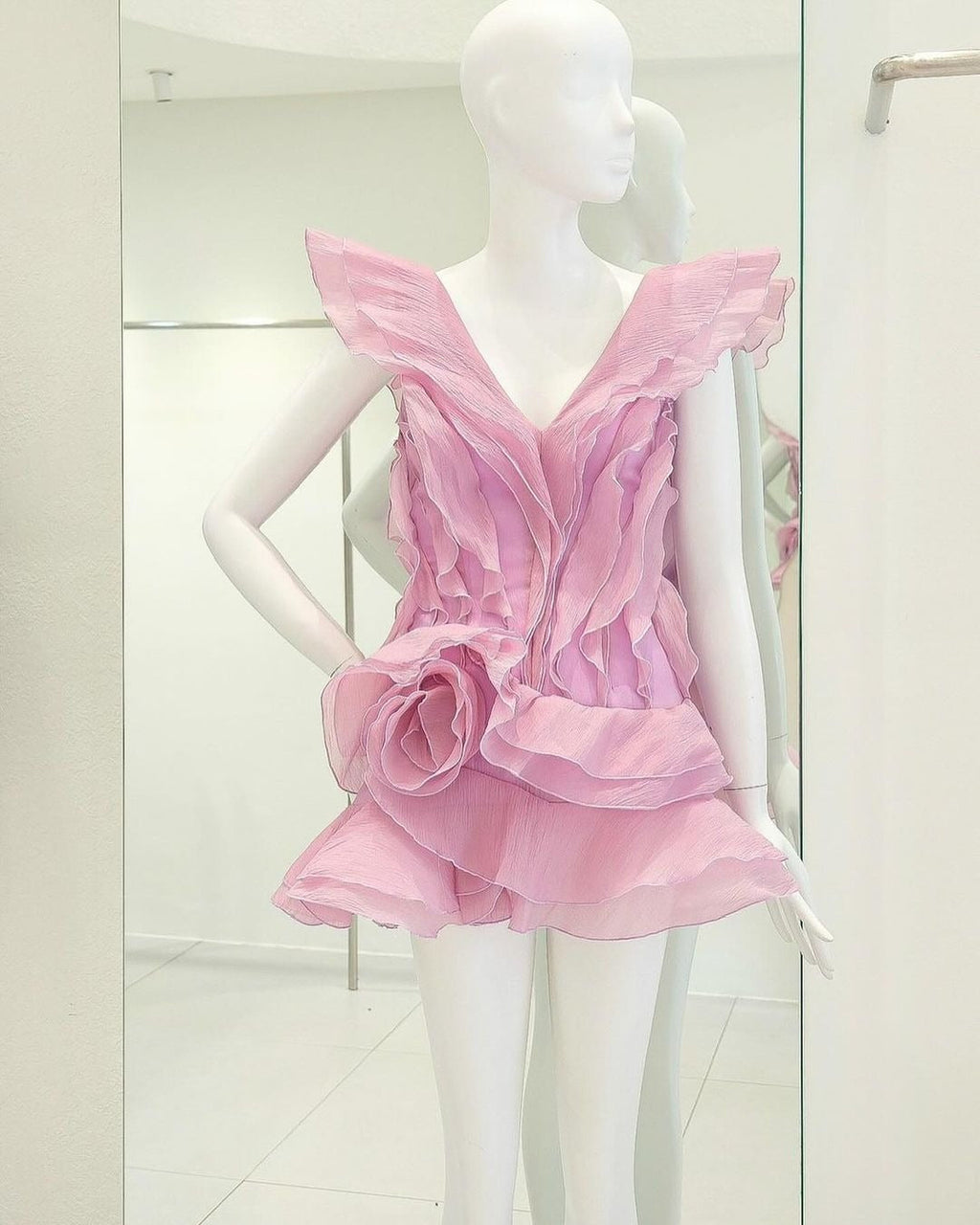 Vestido Mini Rosa Strapless de Capas con Volantes