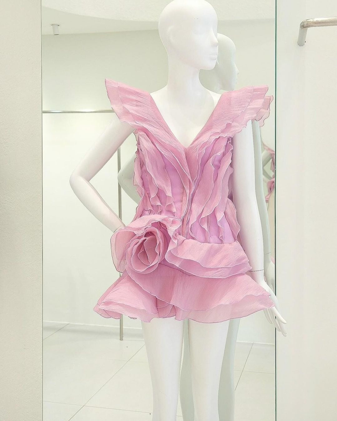 Vestido Mini Rosa Strapless de Capas con Volantes