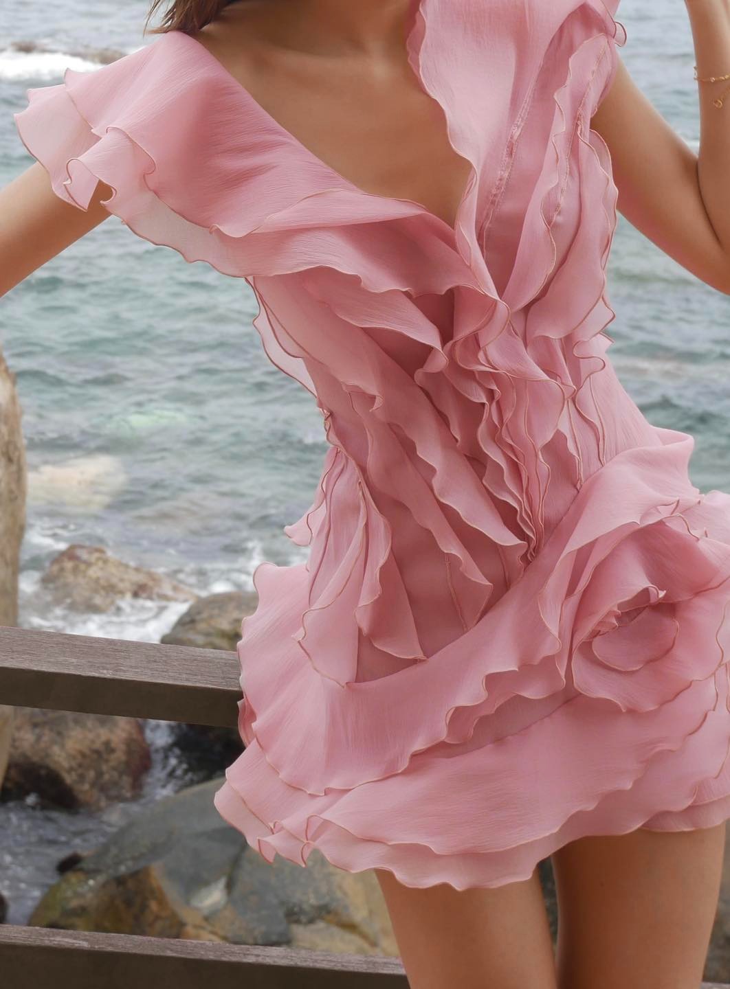 Vestido Mini Rosa Strapless de Capas con Volantes