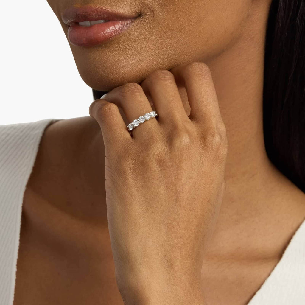 Anillo Media Alianza de Moissanita 4mm