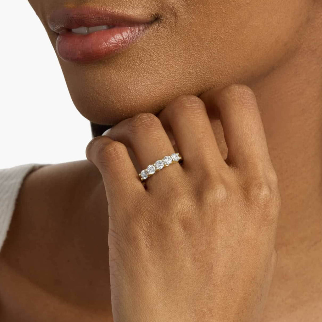 Anillo Media Alianza de Moissanita 4mm