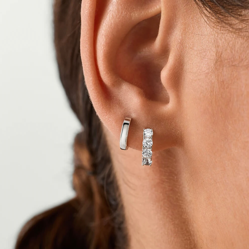 Pendientes Huggie de Moissanita