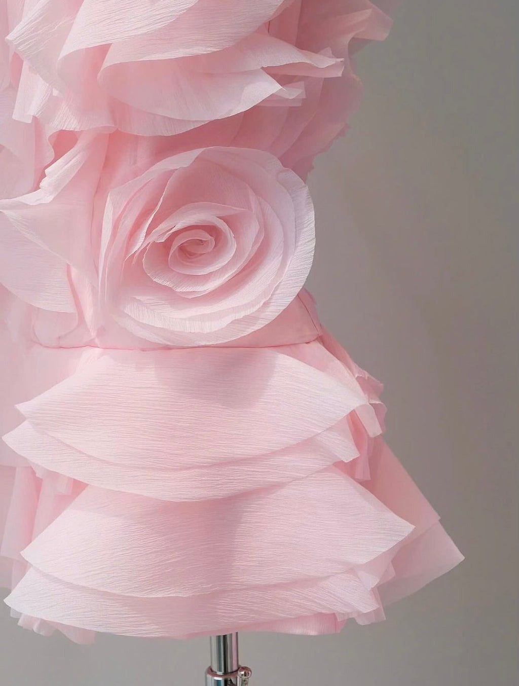 Vestido Mini Rosa Strapless de Capas con Volantes