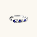 Anillo Media Alianza de Moissanita y Zafiro de Laboratorio