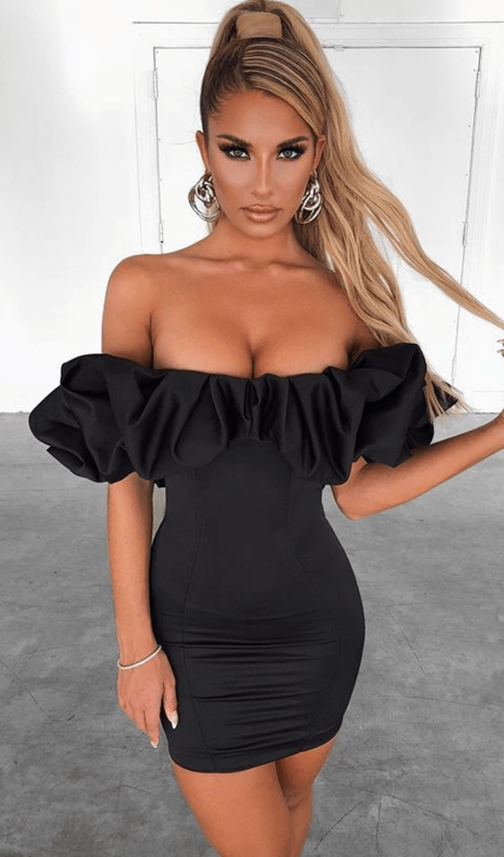 Vestido Strapless Marfil de Satén con Volantes
