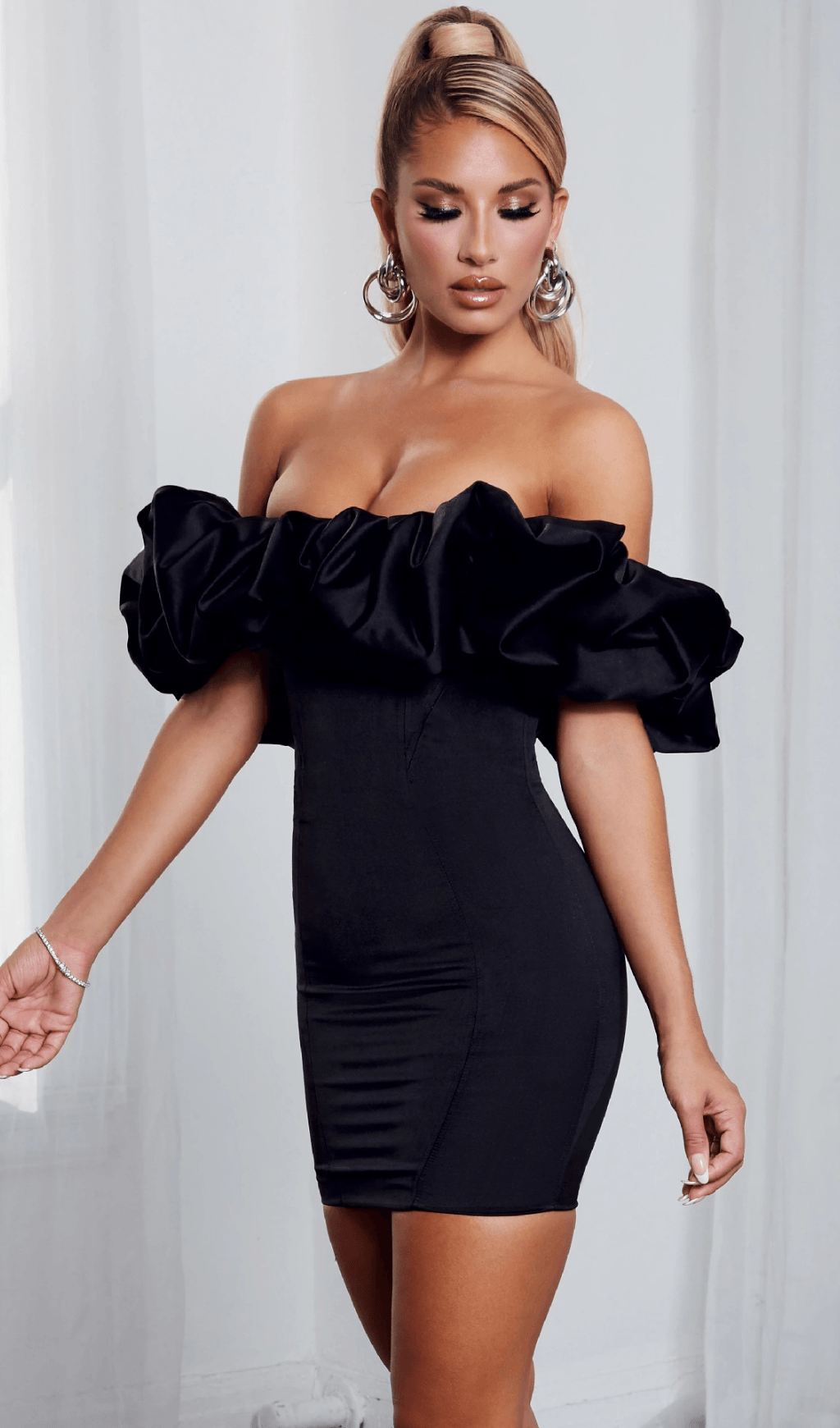 Vestido Strapless Marfil de Satén con Volantes