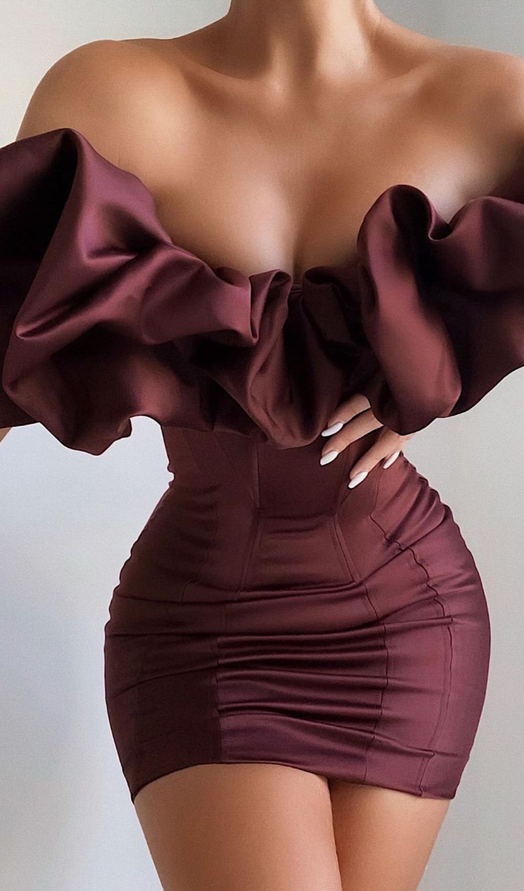 Vestido Strapless Marfil de Satén con Volantes