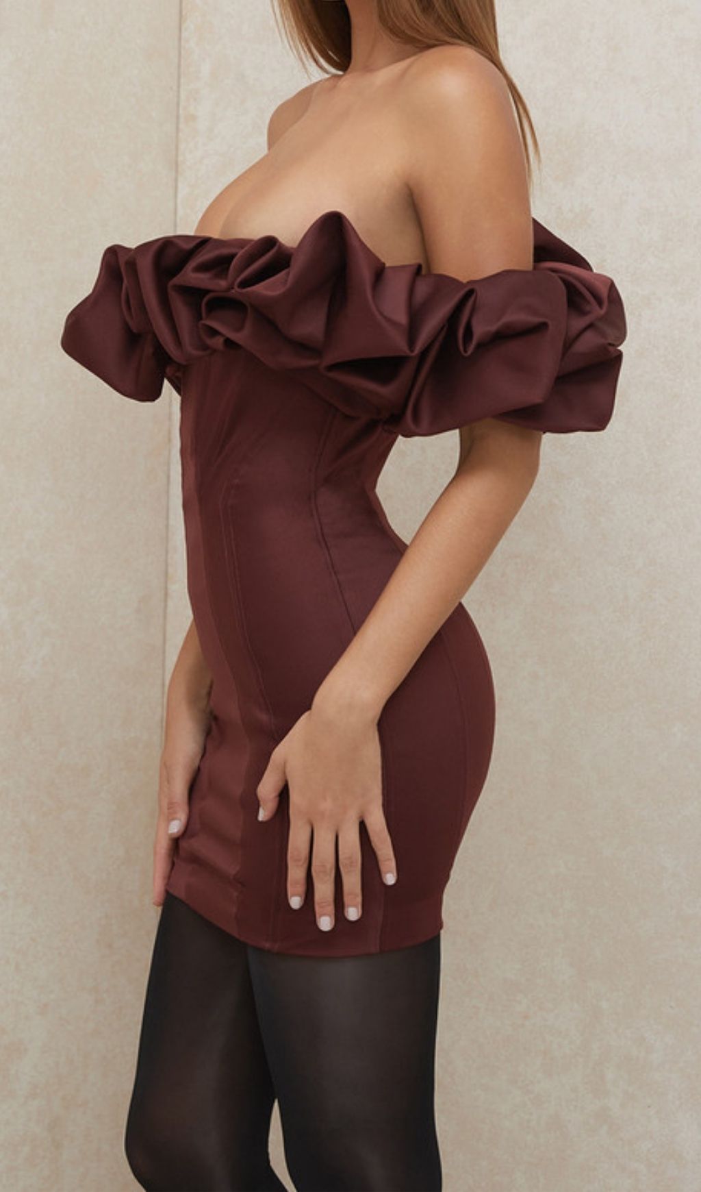 Vestido Strapless Marfil de Satén con Volantes