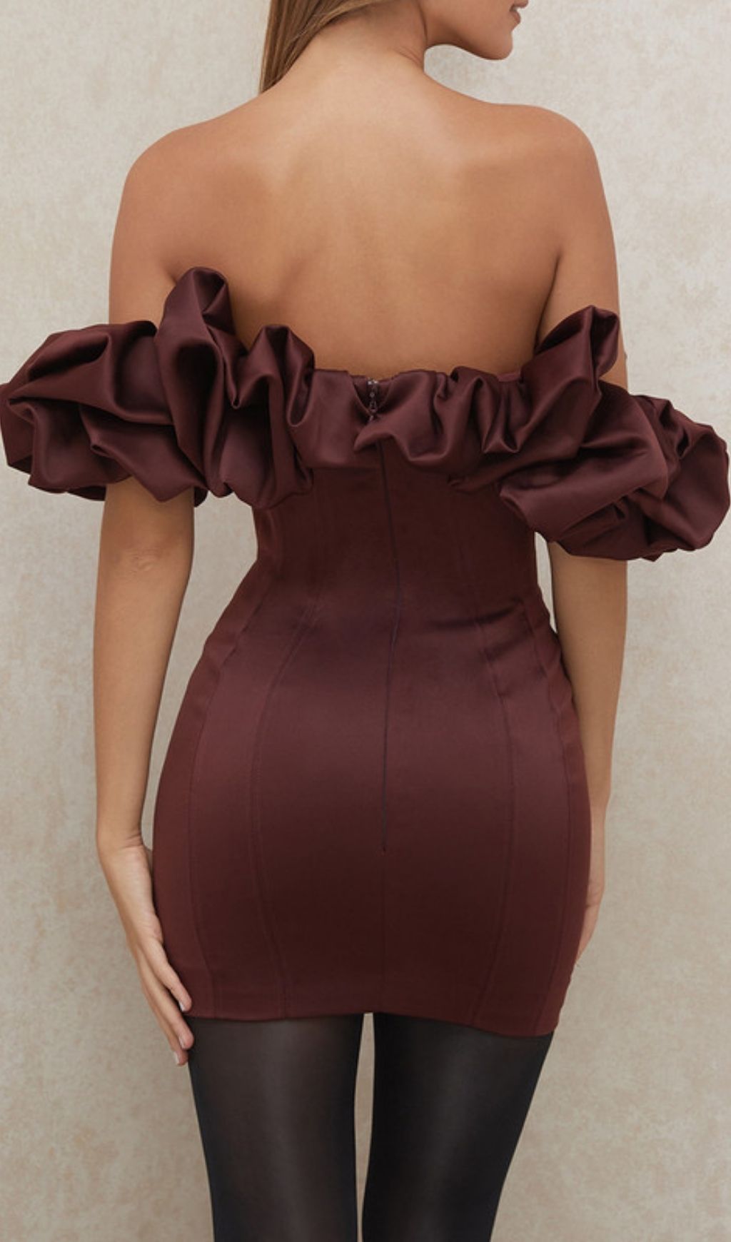 Vestido Strapless Marfil de Satén con Volantes
