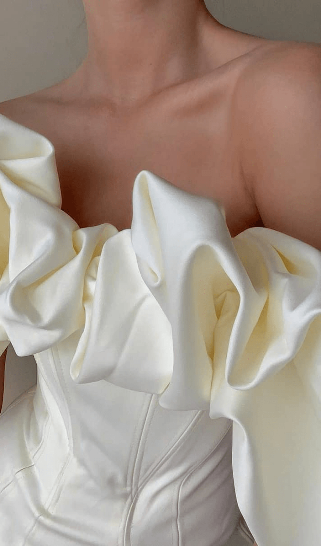 Vestido Strapless Marfil de Satén con Volantes