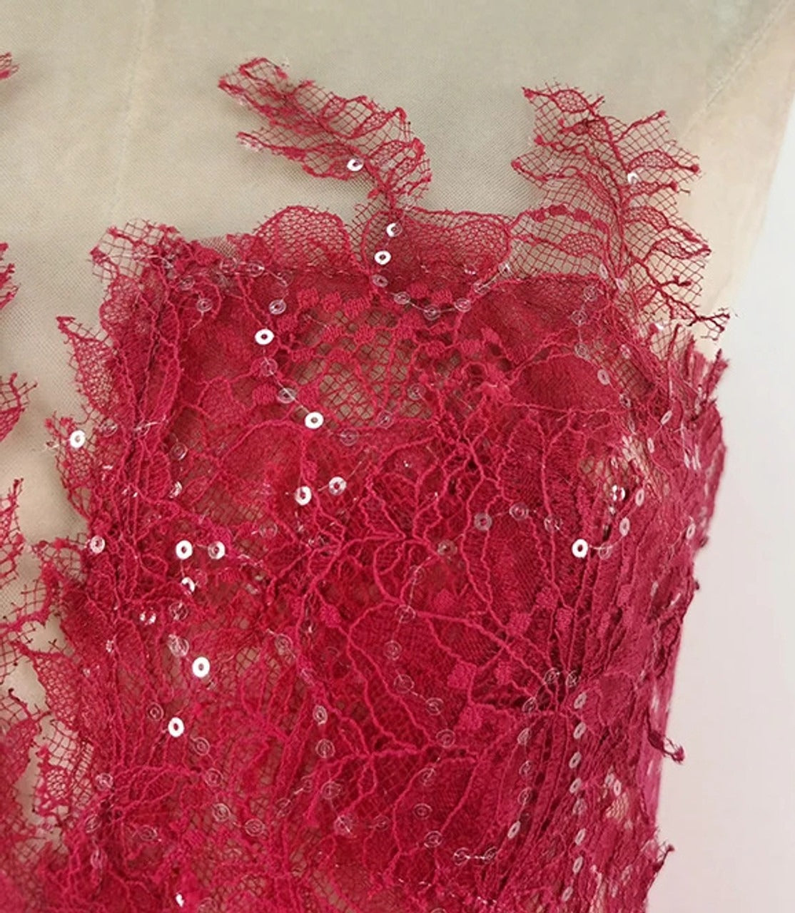 Vestido Midi Rojo de Encaje Floral Bordado