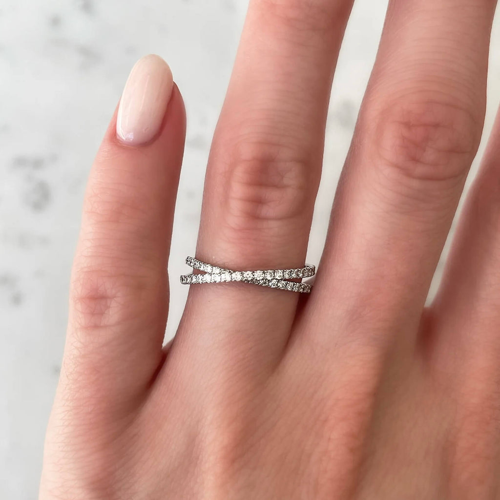 Anillo Cruzado de Moissanita