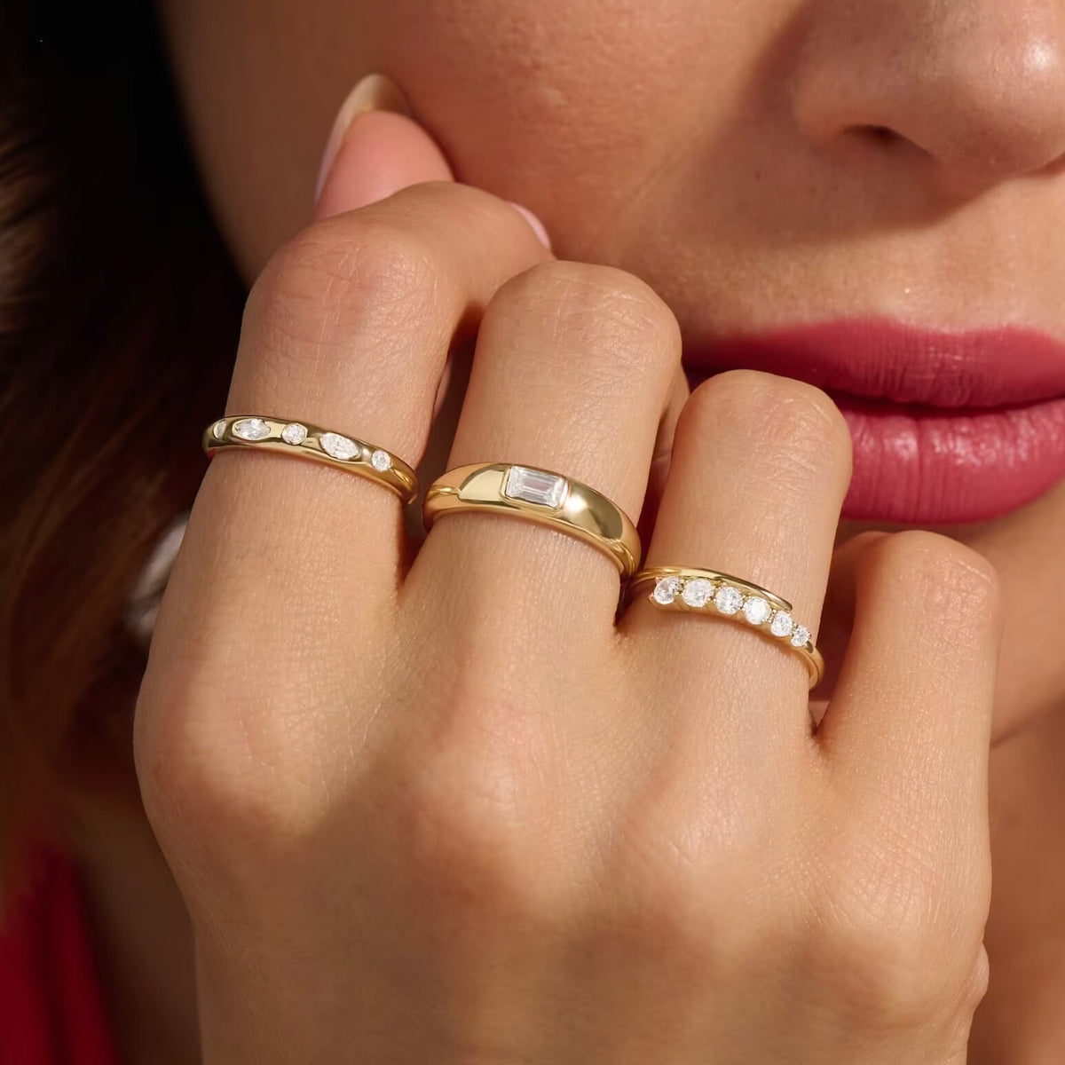 Anillo Cúpula Bisel Talla Esmeralda de Moissanita