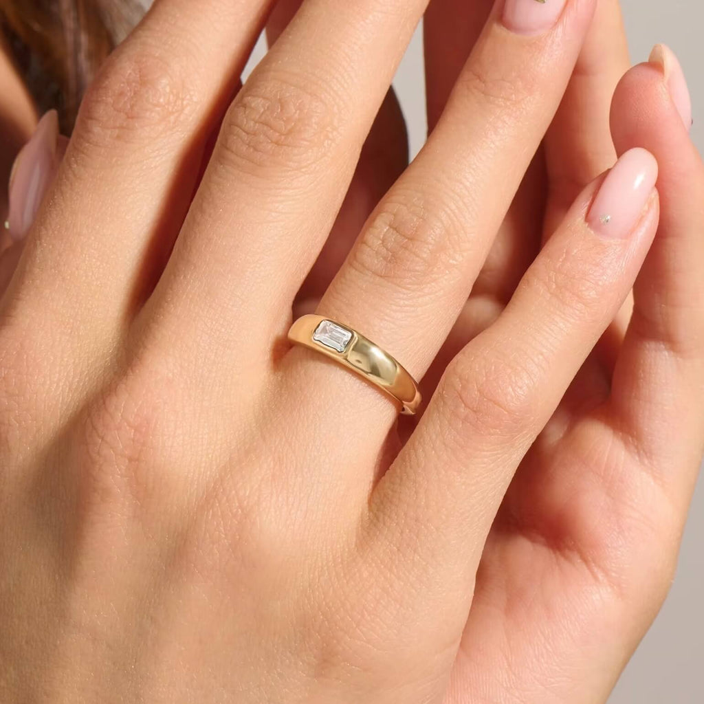 Anillo Cúpula Bisel Talla Esmeralda de Moissanita
