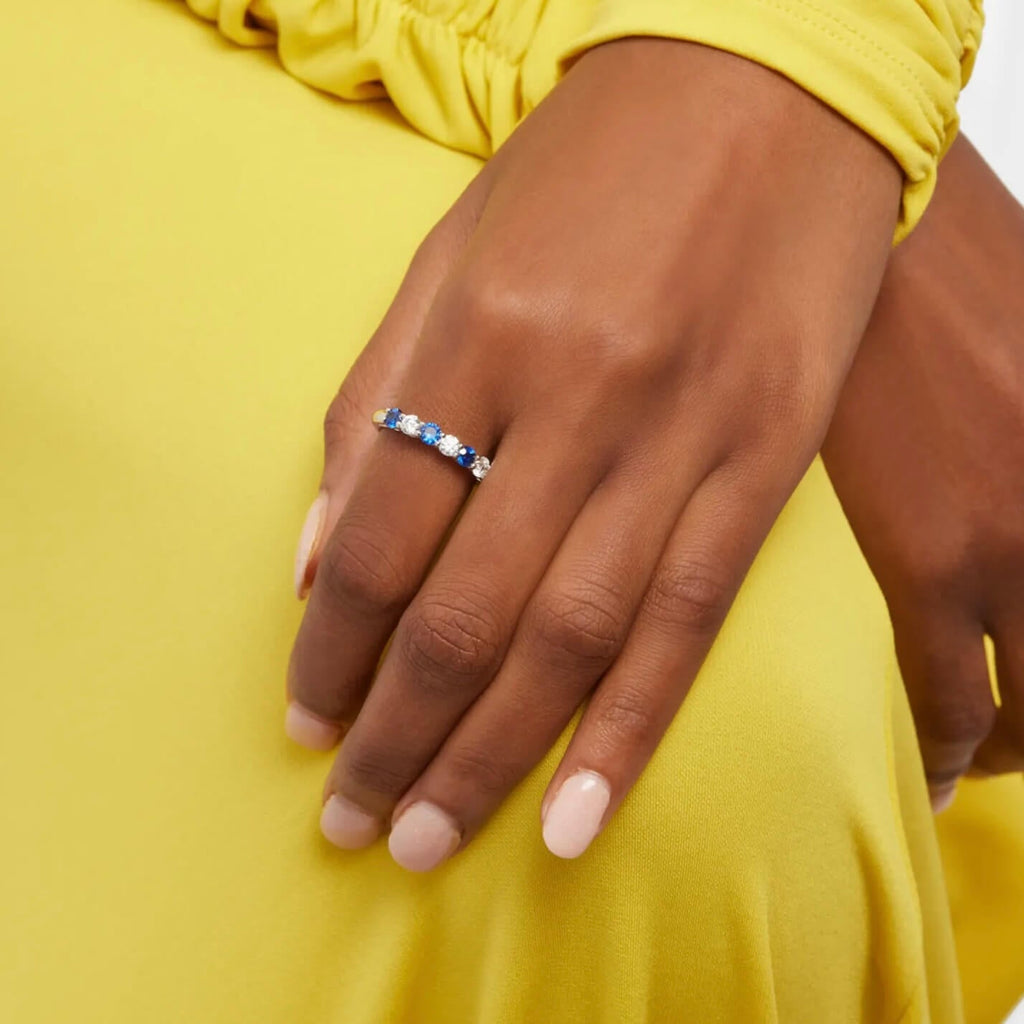 Anillo Media Alianza de Moissanita y Zafiro de Laboratorio