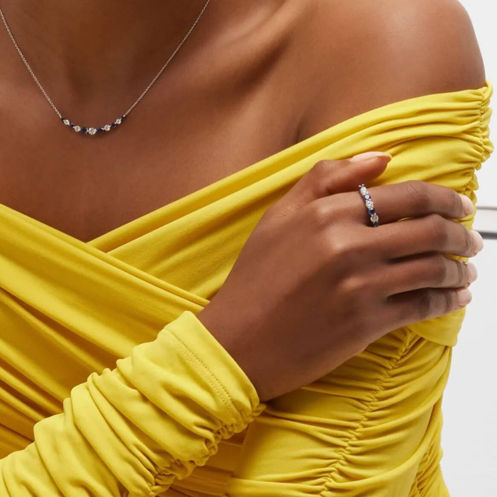 Anillo Media Alianza de Moissanita y Zafiro de Laboratorio